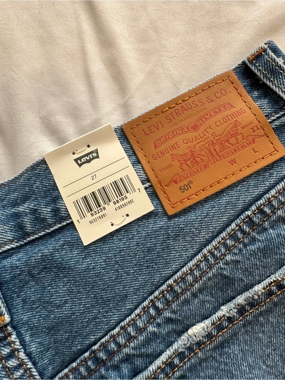 Levi's Women's Premium 501 Original Shorts ​- Medium Indigo - Picture 4 of 4